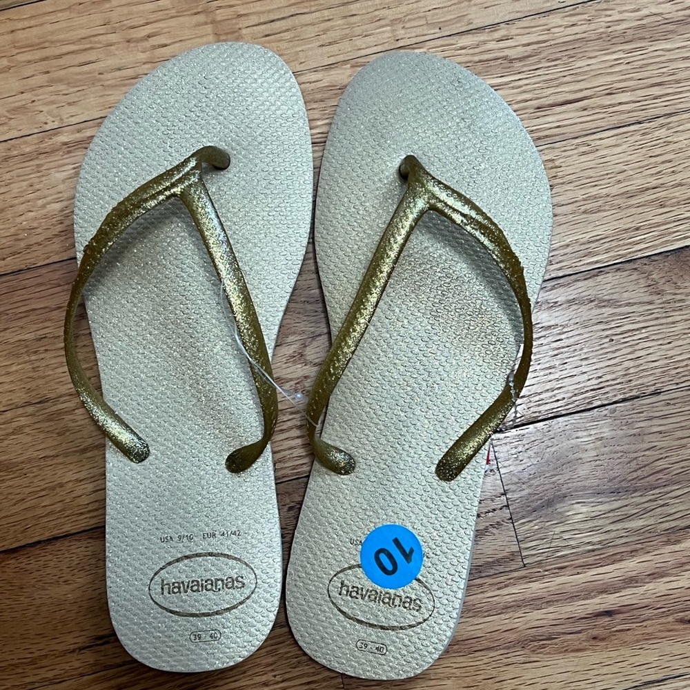 Havainas glittery gold thong slippers size 9/10